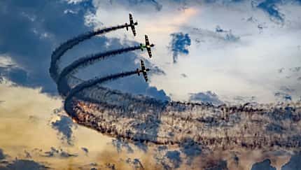 ANBO Jak-50, Kunstflug, Flugshow, Antidotum 2026, Kunstflugstaffel, Propellerflugzeug, Rauchspur, Formationsflug, Luftfahrt, 2026 Drei ANBO Jak-50 Kunstflugzeuge bei einer Flugshow, ziehen Rauchspuren am Himmel.