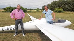 Das Foto zeigt Mitglieder des TopMeteo-Teams neben einem weißen Segelflugzeug auf einer Grasfläche. Am Rumpf und Flügel sind der Schriftzug „TopMeteo“ sowie am Cockpit der Modellschriftzug „Ventus“ erkennbar; der Hochleistungssegler ist in seitlicher Perspektive mit langer Tragfläche abgebildet. Laut Dateiname stammt die Aufnahme aus dem Jahr 2026.