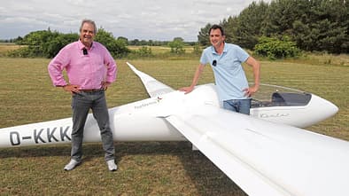 Das Foto zeigt Mitglieder des TopMeteo-Teams neben einem weißen Segelflugzeug auf einer Grasfläche. Am Rumpf und Flügel sind der Schriftzug „TopMeteo“ sowie am Cockpit der Modellschriftzug „Ventus“ erkennbar; der Hochleistungssegler ist in seitlicher Perspektive mit langer Tragfläche abgebildet. Laut Dateiname stammt die Aufnahme aus dem Jahr 2026.