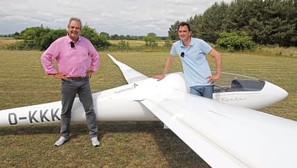 TopMeteo Team, TopMeteo, Ventus, Segelflugzeug, Segelflug, Grasflugplatz, Cockpit, Tragfläche, Luftfahrt, 2026 Das Foto zeigt Mitglieder des TopMeteo-Teams neben einem weißen Segelflugzeug auf einer Grasfläche. Am Rumpf und Flügel sind der Schriftzug „TopMeteo“ sowie am Cockpit der Modellschriftzug „Ventus“ erkennbar; der Hochleistungssegler ist in seitlicher Perspektive mit langer Tragfläche abgebildet. Laut Dateiname stammt die Aufnahme aus dem Jahr 2026.