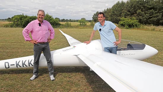 Das Foto zeigt Mitglieder des TopMeteo-Teams neben einem weißen Segelflugzeug auf einer Grasfläche. Am Rumpf und Flügel sind der Schriftzug „TopMeteo“ sowie am Cockpit der Modellschriftzug „Ventus“ erkennbar; der Hochleistungssegler ist in seitlicher Perspektive mit langer Tragfläche abgebildet. Laut Dateiname stammt die Aufnahme aus dem Jahr 2026.