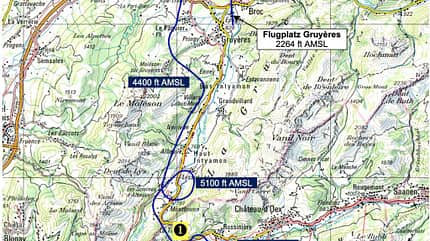 Die Grafik zeigt den von der SUST dokumentierten Flugweg des Leichtflugzeugs Remos GX im Gebiet Les Capises in der Schweiz. Auf einer topografischen Karte sind Route und mehrere Höhenangaben in ft AMSL markiert, darunter der Flugplatz Gruyères (2264 ft AMSL) und der Col de Sonlomont (4879 ft AMSL). Die Absturzstelle ist bei 4416 ft AMSL hervorgehoben und mit Wegpunkten versehen.