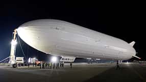 Pathfinder 1 Luftschiff am Boden bei Nacht