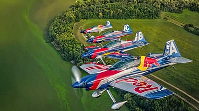 Das Flying Bulls Aerobatic Team fliegt das wohl heißeste Gerät am Kunstflug-Himmel: Die XtremeAir XA 42