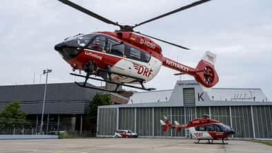Die DRF hat ihren letzten EC145 (am Boden) durch die H145 ersetzt.