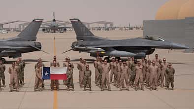 Gruppenbild mit F-16 Fighting Falcon