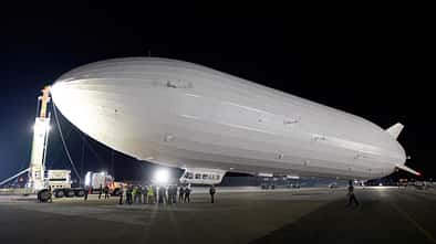 Pathfinder 1 Luftschiff am Boden bei Nacht