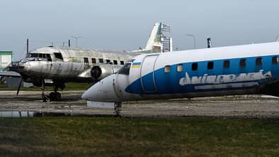 Flughafen Warschau Il-14 mit Embraer ERJ