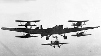 Tupolew TB-3 als fliegendes Mutterschiff mit fünf Jägern