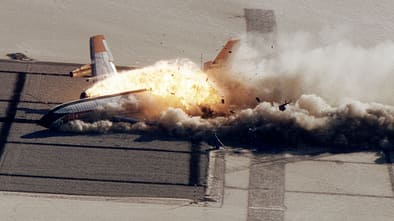 Boeing 720 geht in Flammen auf