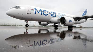 Jakowlew MS-21-310 mit Spiegelung auf nasser Rollbahn