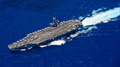 Der Flugzeugträger USS Nimitz durchquert den Pazifik, von oben fotografiert