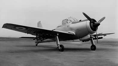 Ein bewaffneter Percival Provost T.53 mit Raketen unter den Flügeln auf einem Flugfeld