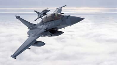 Zwei Dassault Rafale der französischen Luftstreitkräfte bei einem Flug über Litauen