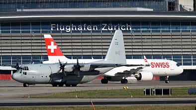 C-130 Hercules rollt vor Terminal in Zürich
