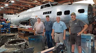 Die Restauratoren des "Desert-Rat-Projekt" vor dem Rumpf der B-17 