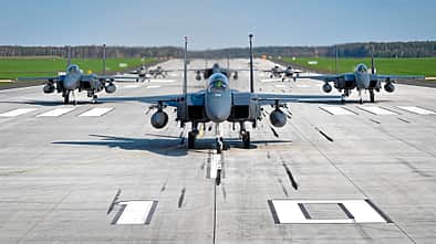 US Air Force F-15E im Formationsrollen in Lakenheath, 2021