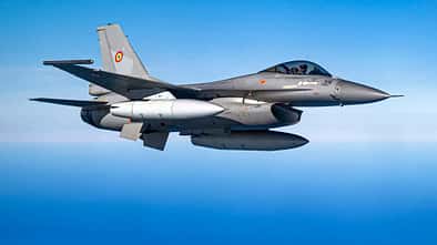 Rumänien Air Force F-16 Fighting Falcon mit Bewaffnung im Flug