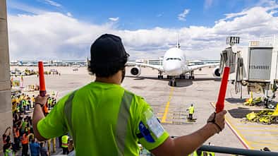 Einweisung des Airbus A380 von Lufthansa nach der Erstlandung am Denver International Airport
