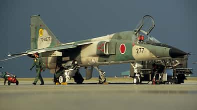 Mitsubishi F-1 am Boden im Abendlicht