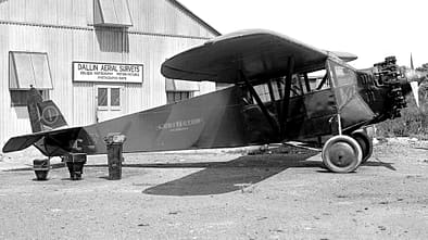 Drei Luftbildkameras aufgestellt vor einer Fairchild FC-2
