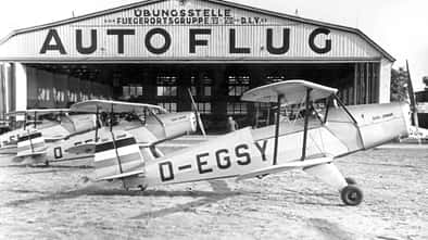 Übungsstelle Adlershof des DLV unter Nutzung des Hangars der Firma Autoflug mit fabrikneuen Bücker 131 A Jungmann um 1933