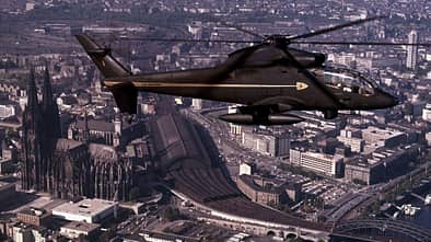 Sikorsky S-67 Blackhawk im Flug über Kölner dom