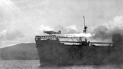 Sea Hurricane Mk.I beim Katapultstart von einem CAM-Schiff im Hafen von Greenock