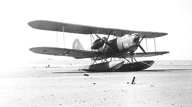 Heinkel He 59 an der Kanalküste bei Boulogne, am offenen Strand vertäut