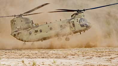CH-47F Chinook bei Brownout-Landeübung nahe Eindhoven.