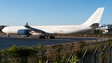 Die vier A340-642 der Rayoni Tourism Airline, darunter die YQ-YAQ (ehemals HS-TNA bei Thai Airways), die im Oktober 2025 noch immer auf dem internationalen Flughafen Taiyuan Wusu in China eingelagert waren, warteten auf ihren Flug in den Iran.