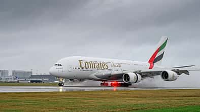 Eine A380 von Emirates nach einer regnerischen Landung