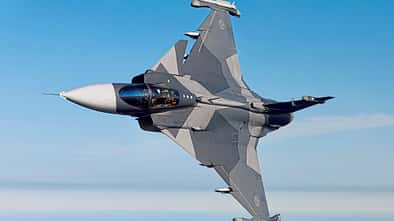 Eine schwedische Saab Gripen E/F im steilen Kurvenflug