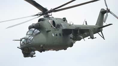 Kampfhubschrauber Mil Mi-24 in Aktion. 