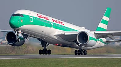 Airbus A350-900 von Cathay Pacific im Retro-Look beim Start am Manchester Airport