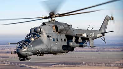 Ungarischer Kampfhubschrauber Mil Mi-24P „Hind“ im Flug