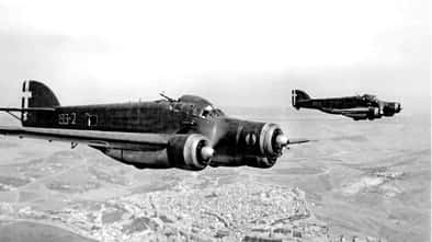 Savoia-Marchetti S.M.79 Sparviero (Sperber) der 193ª Squadriglia Bombardamento Terrestre im Flug über Sizilien
