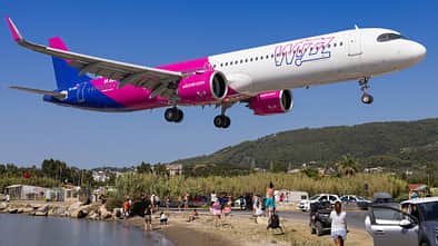 Airbus A321neo von Wizz Air im tiefen Anflug auf Skiathos.