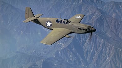 Eine der 57 für die USAAF einbehaltenen P-51 (Mustang Mk IA) mit vier 20-mm-Maschinenkanonen im Flug