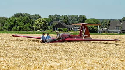 Hanno Fischer, RW-3 92-jähriger Pilot landet Kleinflugzeug auf Getreidefeld