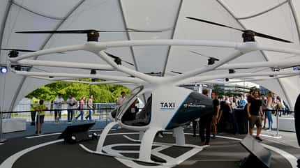 Volocopter Vor dem Museum präsentierte Volocopter einen zweiten Prootypen - zum Anfassen. Im Hintergrund ist rechts die Warteschlange zu sehen, um einmal in dem Flugtaxi Platz nehmen zu können.