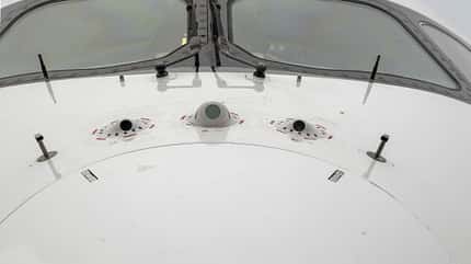 Flugzeug, Cockpit, Sensoren, Antennen, Luftfahrt Nahaufnahme der Cockpit-Front eines Flugzeugs mit verschiedenen Sensoren und Antennen.