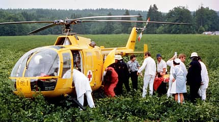 ADAC Rettungshubschrauber,Helikopter,Unfall,Hilfe aus der Luft,Bo 105,MBB,Verletzter,Patient Verletzter wird in ADAC Rettungshubschrauber eingeladen