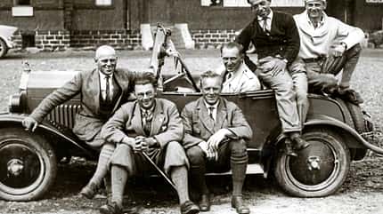Max Kegel, Wolf Hirth, Ferdinand Schulz, Fritz Stamer, Robert Kronfeld, Edgar Dittmar, Deutsches Segelflugmuseum, Oldtimer, Segelflugpioniere, Gruppenfoto, Historische Aufnahme, Automobil Historische Schwarzweiß-Aufnahme von sechs Männern in und an einem offenen Oldtimer-Auto, laut Dateiname handelt es sich um Max Kegel, Wolf Hirth, Ferdinand Schulz, Fritz Stamer, Robert Kronfeld und Edgar Dittmar. Die Aufnahme stammt aus dem Archiv des Deutschen Segelflugmuseums.