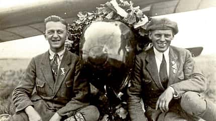 Max Kegel, Fritz Paul, Deutsches Segelflugmuseum, Segelflug, Historische Luftfahrt, Segelflugzeug, Archivfoto, Luftfahrtgeschichte, Piloten, 1920er Jahre Historische Schwarzweißaufnahme von Max Kegel und Fritz Paul, sitzend vor einem Segelflugzeug, Archiv Deutsches Segelflugmuseum.