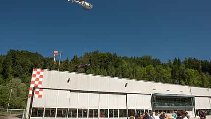 Wucher Helikopter verleiht Red Bull-Fahrzeug Flügel
