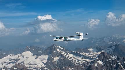 Motorsegler e-Genius überquert die Alpen