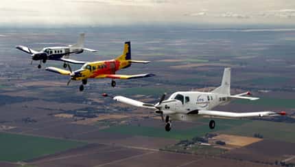 13 Springer verlassen nicht ganz freiwillig ihr Flugzeug