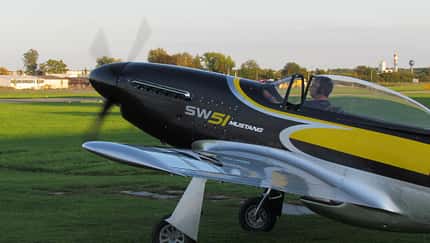 Mustang fliegt über Speyer