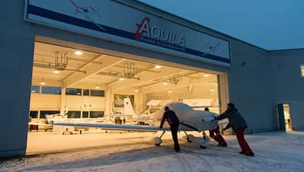 Flugzeugbau in Handarbeit
